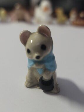 Hagen Renaker Mama Mouse w/Blue Shawl